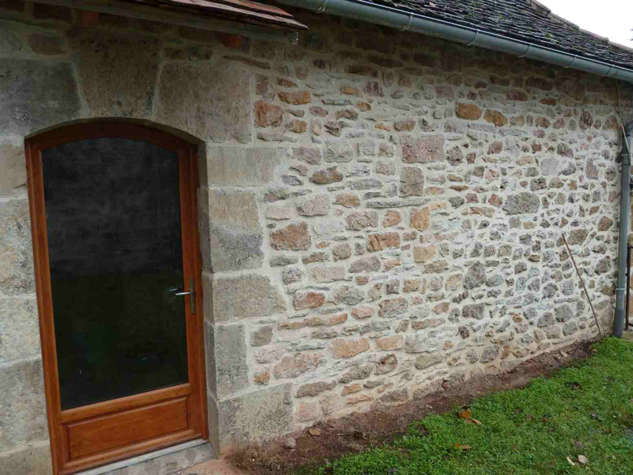 Joint à la chaux, façade en pierre dans le Jura