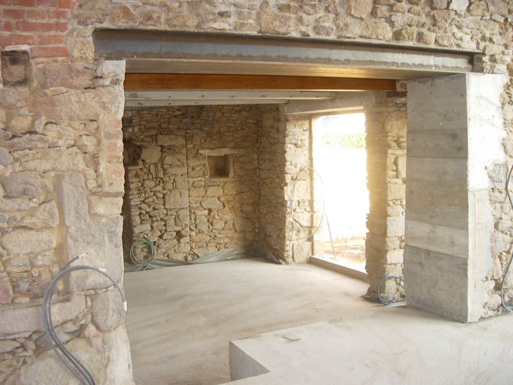 Ouverture de mur en pierre, en béton à Bornay